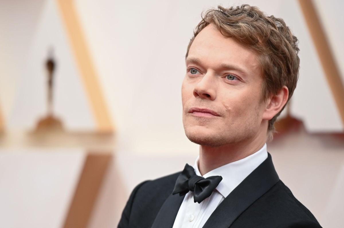 You are currently viewing Alfie Allen