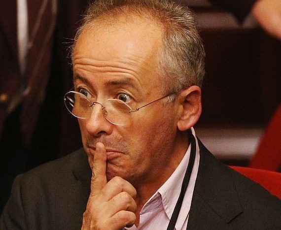 You are currently viewing Andrew Denton