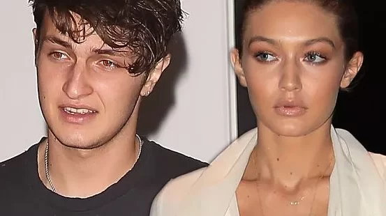 You are currently viewing Anwar Hadid