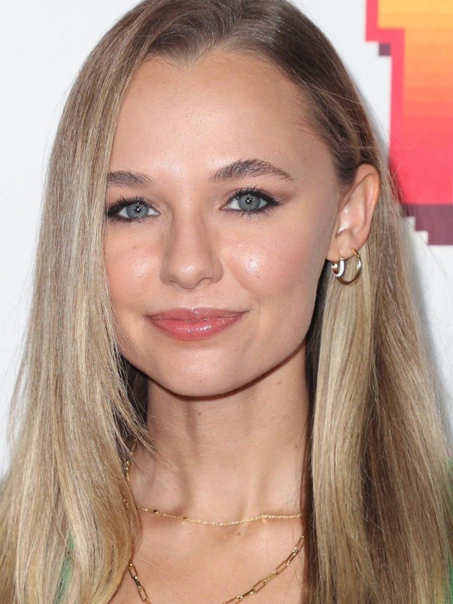 You are currently viewing Madison Iseman